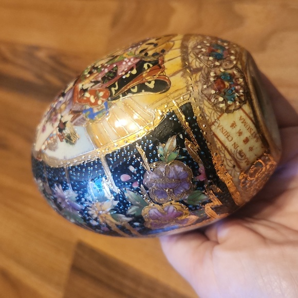 Satsuma Geisha Small Porcelain Egg with Lacquered Cherry Wood Platform Base - Picture 11 of 12
